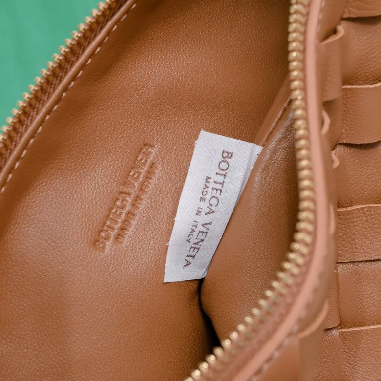 Batch 1360 #BvWallace Shoulder Lunch Bag 🔥 A lunch box bag that you can just grab and go. It is made of classic intrecciato weaving technology and reflects the craftsmanship of Bottega. The entire bag is made of top-grade happa lambskin. It is very soft and lightweight. The small bag shape is cute and exquisite. The interior capacity is also very large and can be carried under the arm. It is quite practical! The bottom of the bag is made of gold metal to prevent wear and tear. The details are really good! Choose this elegant commuting bag for Zaoba people~ Size: 22x13x9.5, model number; 7748#